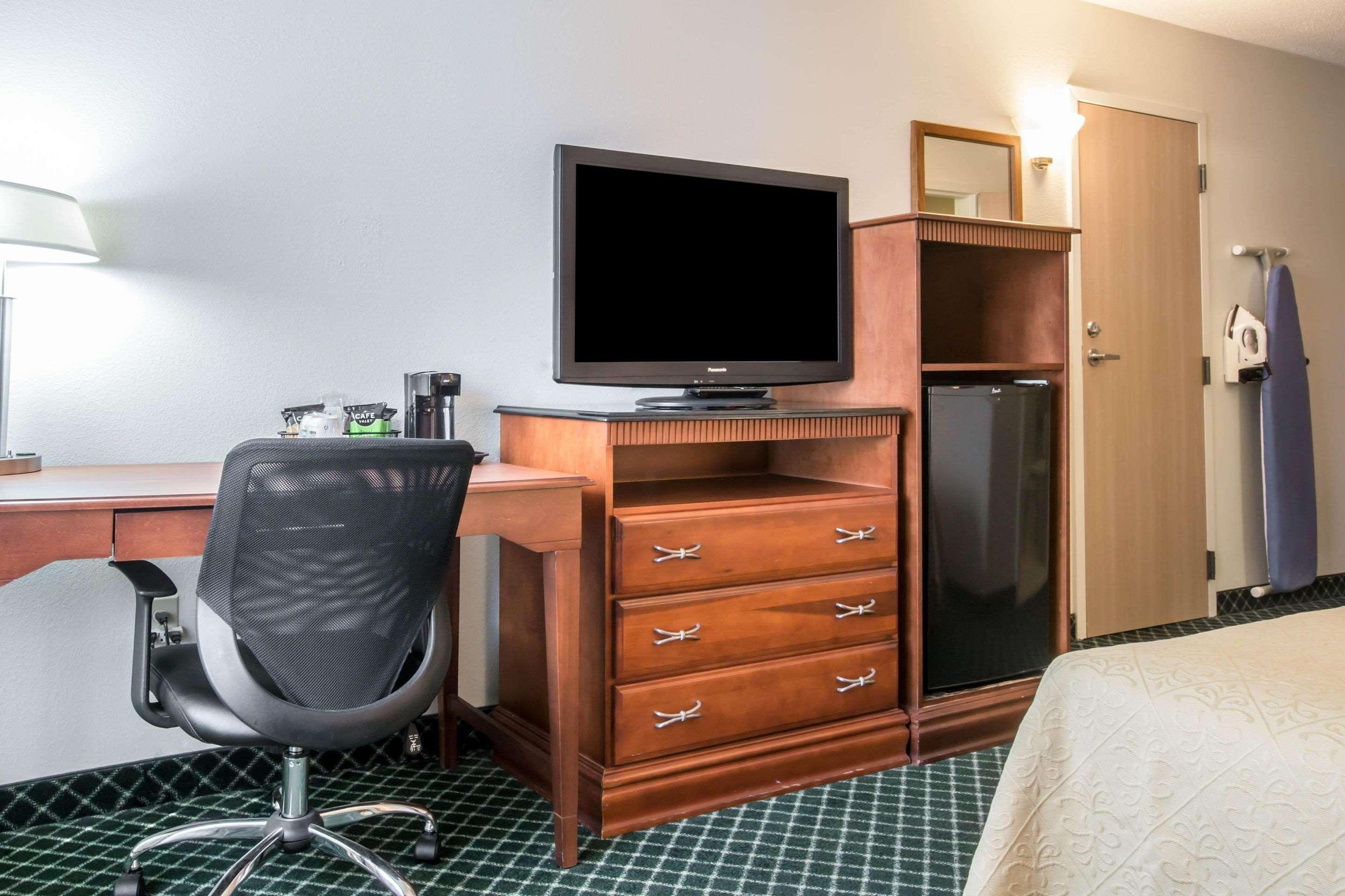 Quality Inn Colchester - Burlington Buitenkant foto