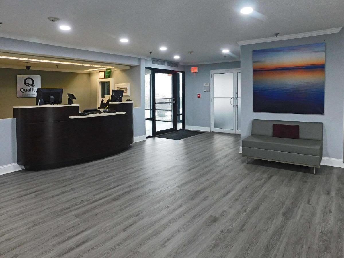 Quality Inn Colchester - Burlington Buitenkant foto