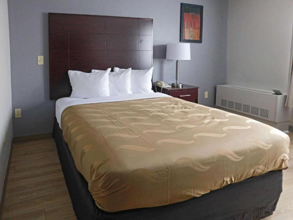 Quality Inn Colchester - Burlington Buitenkant foto