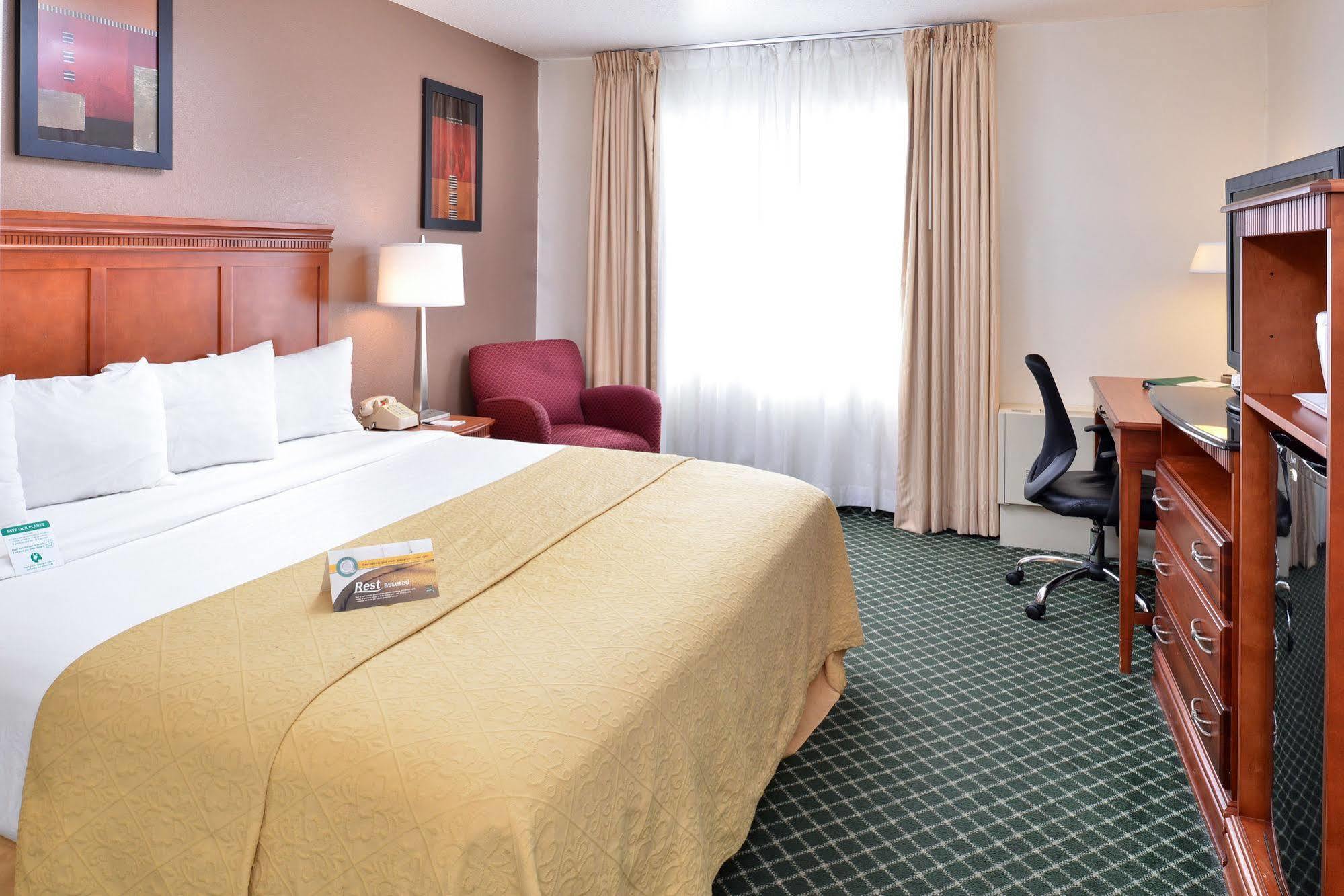 Quality Inn Colchester - Burlington Buitenkant foto